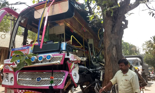 എടവണ്ണയില്‍ ബസ് ബൈക്കിലും  മരത്തിലുമിടിച്ച് മൂന്നു മരണം