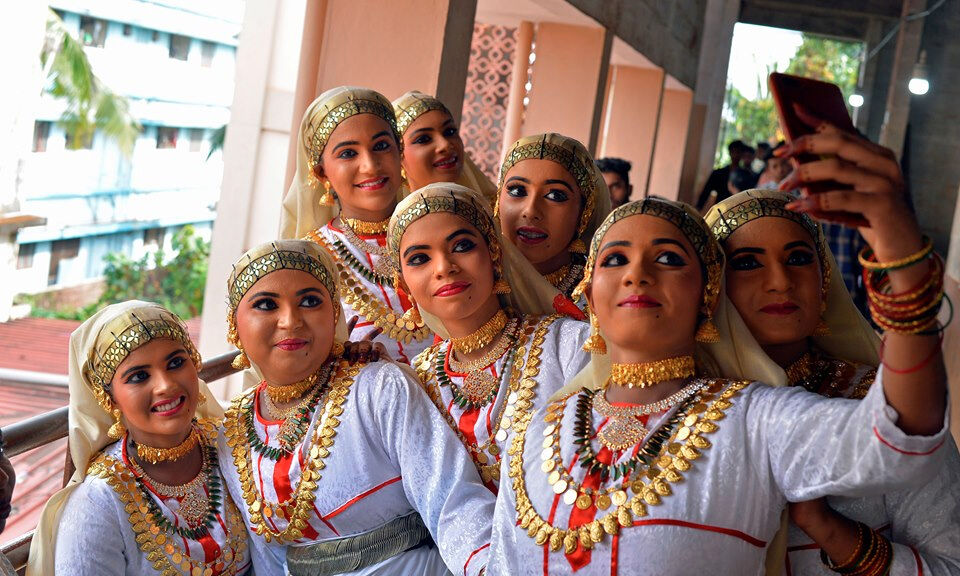 കൗമാര കലാമേളയ്ക്ക് ഇന്ന് തിരശ്ശീല; കിരീടത്തിനായി കണ്ണഞ്ചിപ്പിക്കും പോരാട്ടം