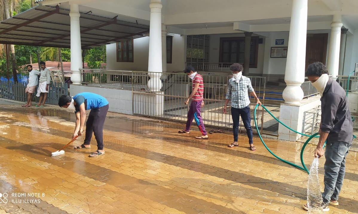 പള്ളിയും പരിസരവും വൃത്തിയാക്കി മഹല്ല് കൂട്ടായ്മ