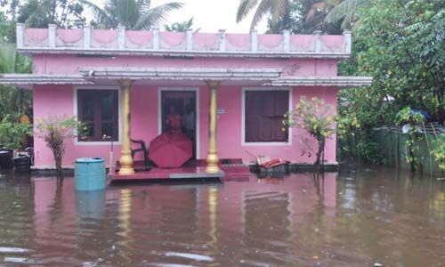 കുട്ടനാട് രണ്ട് പാടശേഖരങ്ങളില്‍ മടവീണു; ആളുകളെ ക്യാംപുകളിലേക്ക് മാറ്റുന്നു