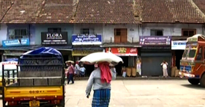 കോഴിക്കോട് വലിയങ്ങാടി ക്ലസ്റ്ററായി പ്രഖ്യാപിച്ചതിന് പിന്നാലെ നിയന്ത്രണങ്ങൾ കടുപ്പിച്ചു