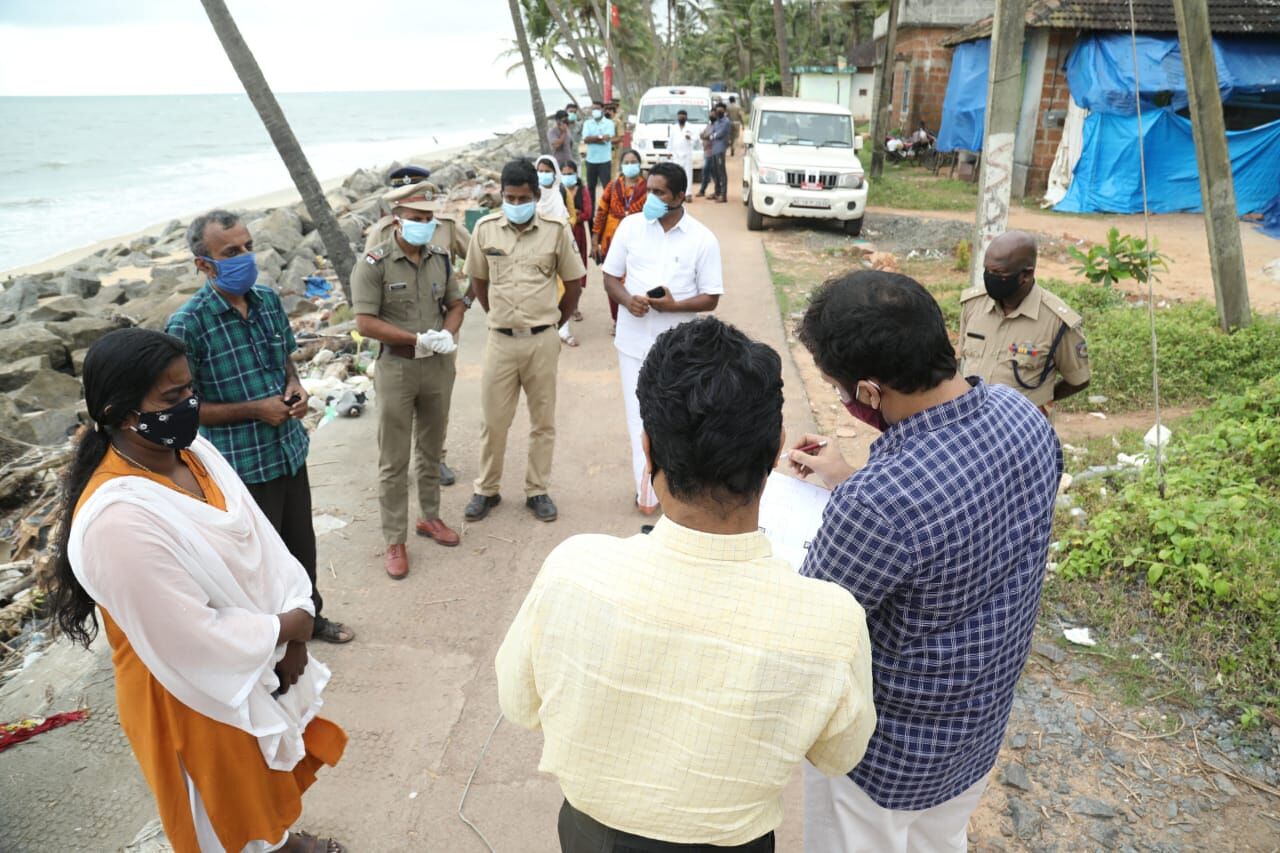 കൊവിഡ് വ്യാപനം രൂക്ഷമായ പ്രദേശങ്ങൾ കോഴിക്കോട് ജില്ലാ കലക്ടർ സന്ദർശിച്ചു