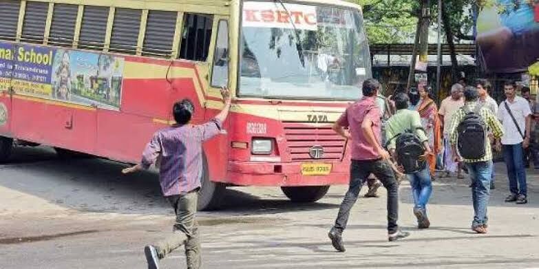 യാത്രാക്കാരനോട് അപമര്യാദയായി പെരുമാറി; കെഎസ്ആർടിസി കണ്ടക്ടർക്ക് സസ്പെൻഷൻ