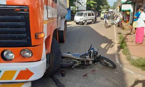 ടാങ്കര്‍ ലോറി ഇടിച്ച് ബൈക്ക് യാത്രക്കാരനായ വിദ്യാര്‍ത്ഥിക്ക് പരിക്ക്