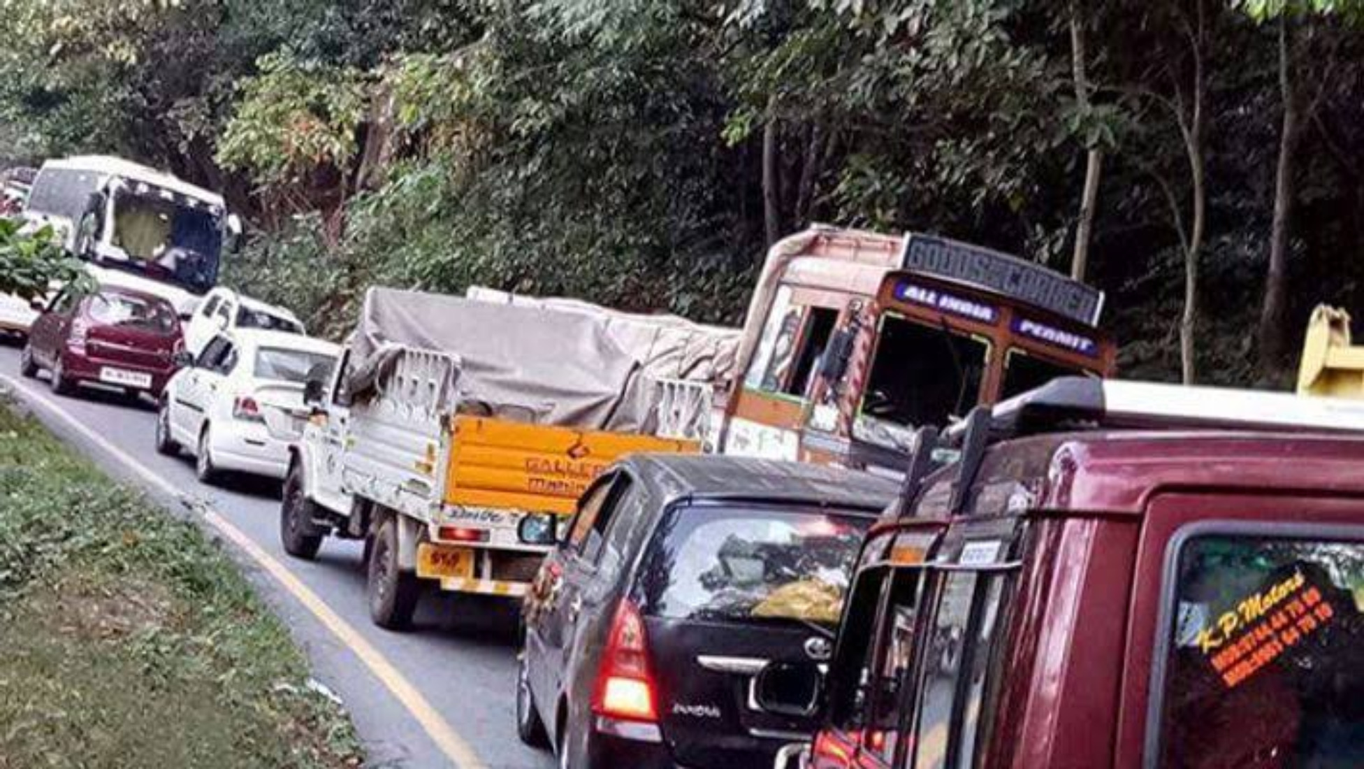 താമരശ്ശേരി ചുരത്തിൽ ടാങ്കർലോറി കുടുങ്ങി: ഗതാഗതം തടസ്സം നേരിട്ടു