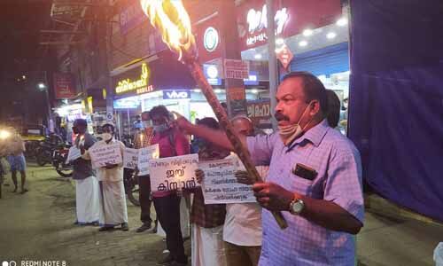 കര്‍ഷകസമരത്തിന് ഐക്യദാര്‍ഢ്യം പ്രഖ്യാപിച്ച് മാളയില്‍ പ്രതിഷേധ ജ്വാല സംഘടിപ്പിച്ചു