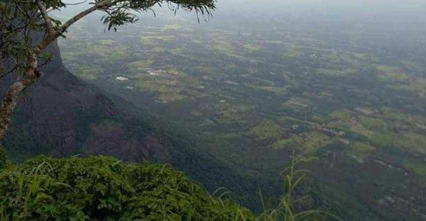 നെല്ലിയാമ്പതിയില്‍ കൊക്കയില്‍ വീണ യുവാവിന്റെ മൃതദേഹം കണ്ടെത്തി