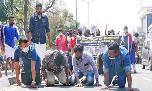 മുട്ടിലിഴഞ്ഞും യാചിച്ചും കടുത്ത സമര മാര്‍ഗ്ഗങ്ങളുമായി ഉദ്യോഗാര്‍ഥി സമരം