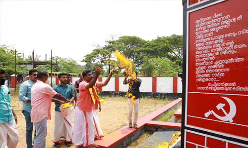 പുന്നപ്ര വയലാര്‍ രക്തസാക്ഷിമണ്ഡപത്തില്‍ പുഷ്പാര്‍ച്ചന നടത്തി എന്‍ഡിഎ സ്ഥാനാര്‍ഥി