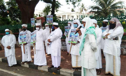 ലോക്ഡൗണിന്റെ മറവില്‍ ആരാധനാ സ്വാതന്ത്ര്യം നിഷേധിക്കരുത്; സെക്രട്ടേറിയറ്റിന് മുന്‍പില്‍ പണ്ഡിതന്മാരുടെ പ്രതിഷേധം