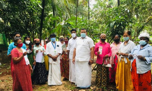 തൊഴിലുറപ്പ് തൊഴിലാളികള്‍ക്ക് പണിയിടങ്ങളിലെത്തി വാക്‌സിന്‍ രജിസ്‌ട്രേഷന്‍