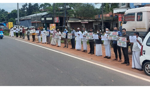 നാഷണല്‍ ഹൈവേ വികസനം:ഹൈവെയിലുടനീളം പ്രതിഷേധ നില്‍പ്പ് സമരം നടത്തി