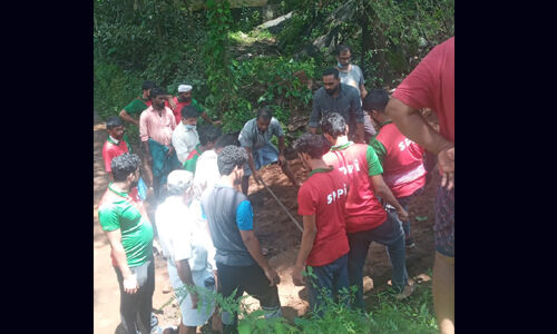 ഗാന്ധി ജയന്തി ദിനത്തില്‍ റോഡ് നിര്‍മിച്ച് എസ്ഡിപിഐ പ്രവര്‍ത്തകര്‍