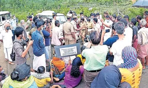 ഹാരിസണെതിരേ ഭൂമിക്ക് വേണ്ടിയുള്ള സമരം: ആറ്റുപുറമ്പോക്കില്‍ വീട് നിര്‍മിച്ച് നല്‍കാന്‍ സാധിക്കില്ലെന്ന് കലക്ടര്‍