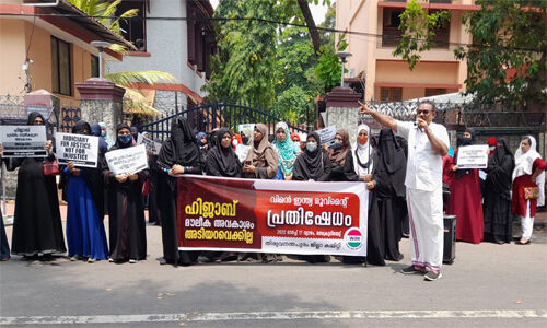 ഹിജാബ് മൗലികാവകാശം, അടിയറവയ്ക്കില്ല; വിമന്‍ ഇന്ത്യ മൂവ്‌മെന്റ് ഏജീസ് ഓഫിസിലേക്ക് മാര്‍ച്ച് നടത്തി