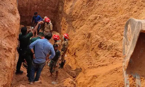 കളമശ്ശേരിയില്‍ മണ്ണിടിഞ്ഞ് വീണ് അപകടം: ഒരാളെക്കൂടി പുറത്തെടുത്തു