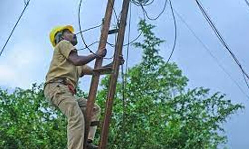 ചുഴലിക്കാറ്റിന് പിന്നാലെ ജനങ്ങള്‍ക്ക് ദുരിതം വിതച്ച് മാളയില്‍ വൈദ്യുതി തടസ്സം