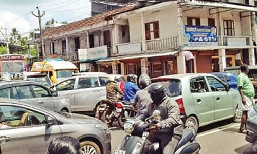 കൊമ്പൊടിഞ്ഞാമാക്കലില്‍ ഗതാഗതക്കുരുക്കിന് പരിഹാരം കാണാത്തതിനെതിരെ പ്രതിഷേധം രൂക്ഷം