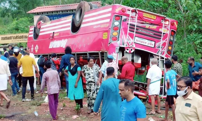 കാസര്‍കോട്ട് സ്വകാര്യ ബസ് തലകീഴായി മറിഞ്ഞു; 21 പേര്‍ക്ക് പരിക്ക്