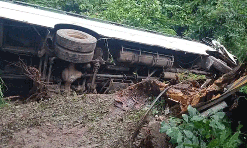 ടൂറിസ്റ്റ് ബസ് 20 അടി താഴ്ചയിലേക്കു മറിഞ്ഞ് അപകടം; 30 വിദ്യാര്‍ഥികള്‍ക്ക് പരിക്ക്