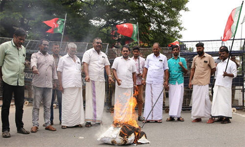 ഭരണഘടനാ അവഹേളനം: നിയമസഭയ്ക്ക് മുന്‍പില്‍ മന്ത്രി സജി ചെറിയാന്റെ കോലം കത്തിച്ച് എസ്ഡിപിഐ