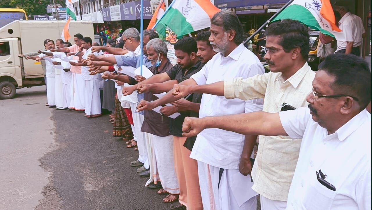 ഭരണഘടനയെ അപമാനിക്കാന്‍ അനുവദിക്കില്ല; കോണ്‍ഗ്രസ് പ്രവര്‍ത്തകര്‍ ഭരണഘടന സംരക്ഷണ പ്രതിജ്ഞയെടുത്തു