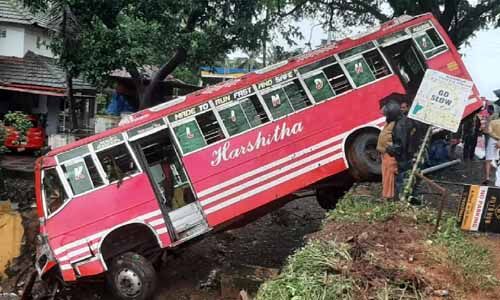 ബസ് നിയന്ത്രണം വിട്ട് മറിഞ്ഞ് ഏഴ് പേര്‍ക്ക് പരിക്ക്