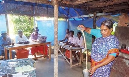 ഇന്നും അടുപ്പൂതി കത്തിച്ച് മൈഥിലി ചായയിടുന്നു