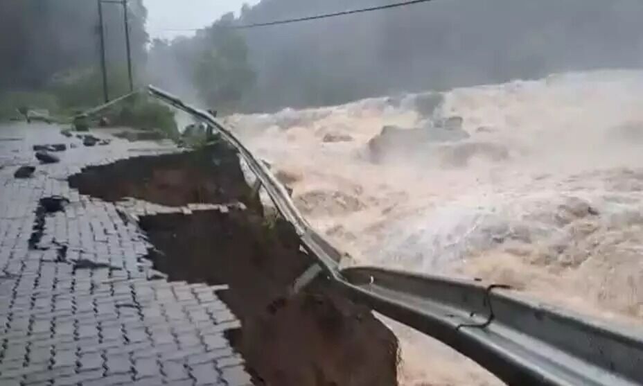 അടിമാലിയിൽ റോഡ് സംരക്ഷണഭിത്തി ഇടിഞ്ഞ് പുഴയിൽ പതിച്ചു