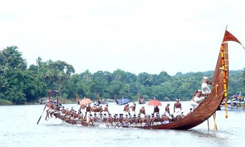 ആറന്‍മുള വള്ളസദ്യയ്ക്ക് പുറപ്പെട്ട പള്ളിയോടം മറിഞ്ഞു