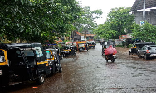 അരീക്കോട് ഫൂട്ട്പാത്ത് കൈയേറി ഓട്ടോറിക്ഷാ പാര്‍ക്കിങ്;ആശുപത്രി റോഡില്‍ യാത്രക്കാര്‍ക്ക് ദുരിതം