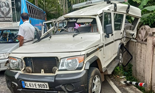 അന്നമനടയില്‍ ബസ്സും വാനും കൂട്ടിയിടിച്ചു