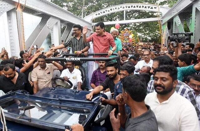 സൂചനാ ബോർഡ് സ്ഥാപിച്ചില്ല; നവീകരിച്ച ഫറോക്ക് പാലത്തില്‍ ടൂറിസ്റ്റ് ബസ് കുടുങ്ങി