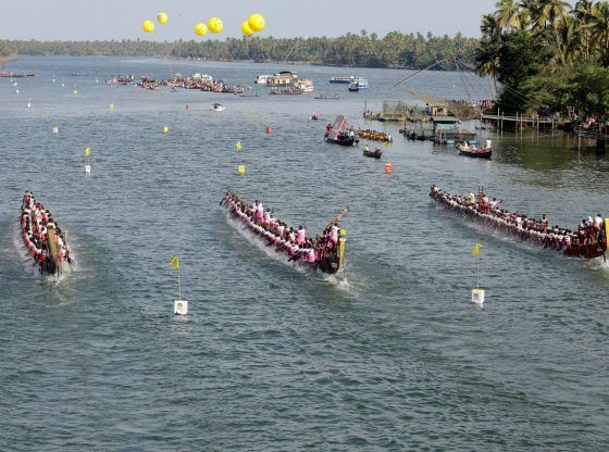 കോട്ടപ്പുറം കായലിന്റെ ജലരാജാക്കൻമാരായി മഹാദേവിക്കാട് കാട്ടിൽ തെക്കേതയ്യിൽ ചുണ്ടൻ വള്ളവും തുരുത്തിപുറവും