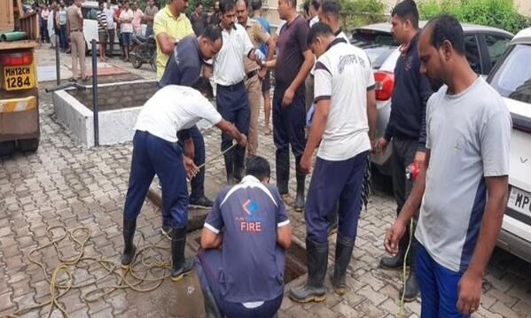 പൂനെയില്‍ സെപ്റ്റിക് ടാങ്ക് വൃത്തിയാക്കുന്നതിനിടയില്‍ രണ്ട് തൊഴിലാളികള്‍ മരിച്ചു, ഒരാളെ കാണാതായി