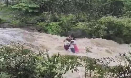 മഹാരാഷ്ട്രയില്‍ കനത്ത മഴയെ തുടര്‍ന്ന് വെള്ളച്ചാട്ടത്തില്‍ കുടുംബം ഒലിച്ചുപോയി; അഞ്ച് പേര്‍ മരിച്ചു