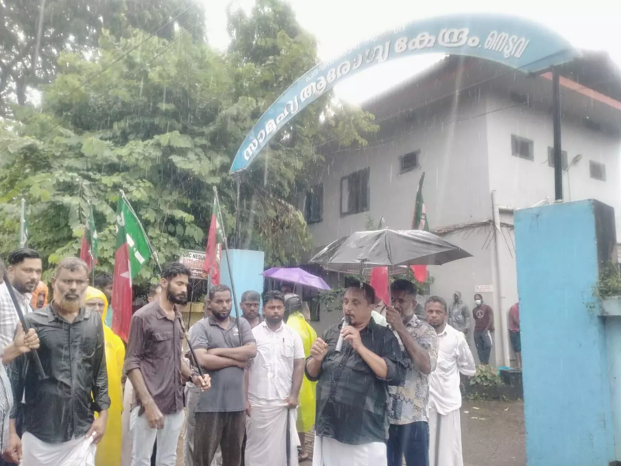 രോഗികളെ പരിശോധിക്കാന്‍ വിസമ്മതിച്ചത് ചോദ്യം ചെയ്തതിന് കള്ളക്കേസ്; ആശുപത്രിയിലേക്ക് എസ് ഡിപിഐ മാര്‍ച്ച് നടത്തി