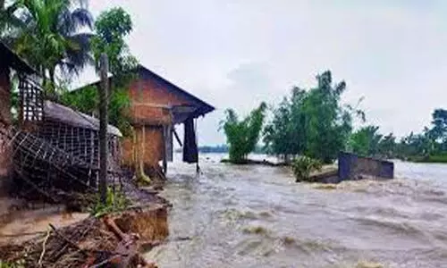 അസം പ്രളയം ; 52 മരണം, ആയിരക്കണക്കിന് ആളുകള്‍ക്ക് വീടുകള്‍ നഷ്ടമായി; 24ലക്ഷം ജനങ്ങള്‍ പ്രളയദുരിതത്തില്‍