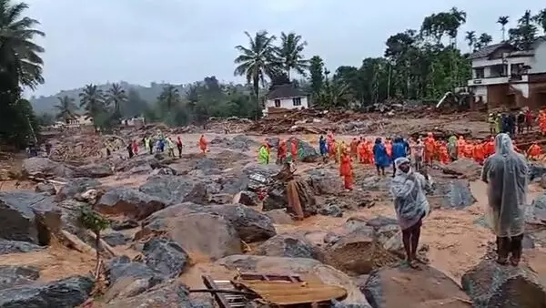 ഉരുള്‍പൊട്ടല്‍; മുണ്ടക്കൈ ഒറ്റപ്പെട്ടു; അകത്തു കടക്കാനാകാതെ രക്ഷാപ്രവര്‍ത്തകര്‍