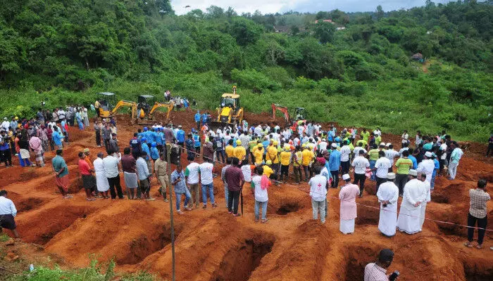 വയനാട് ഉരുള്‍പ്പൊട്ടല്‍; മൂന്നാം ദിവസവും കൂട്ടസംസ്‌കാരം; തിരിച്ചറിയാത്ത 22 ശരീരഭാഗങ്ങള്‍ ഇന്ന് സംസ്‌കരിച്ചു