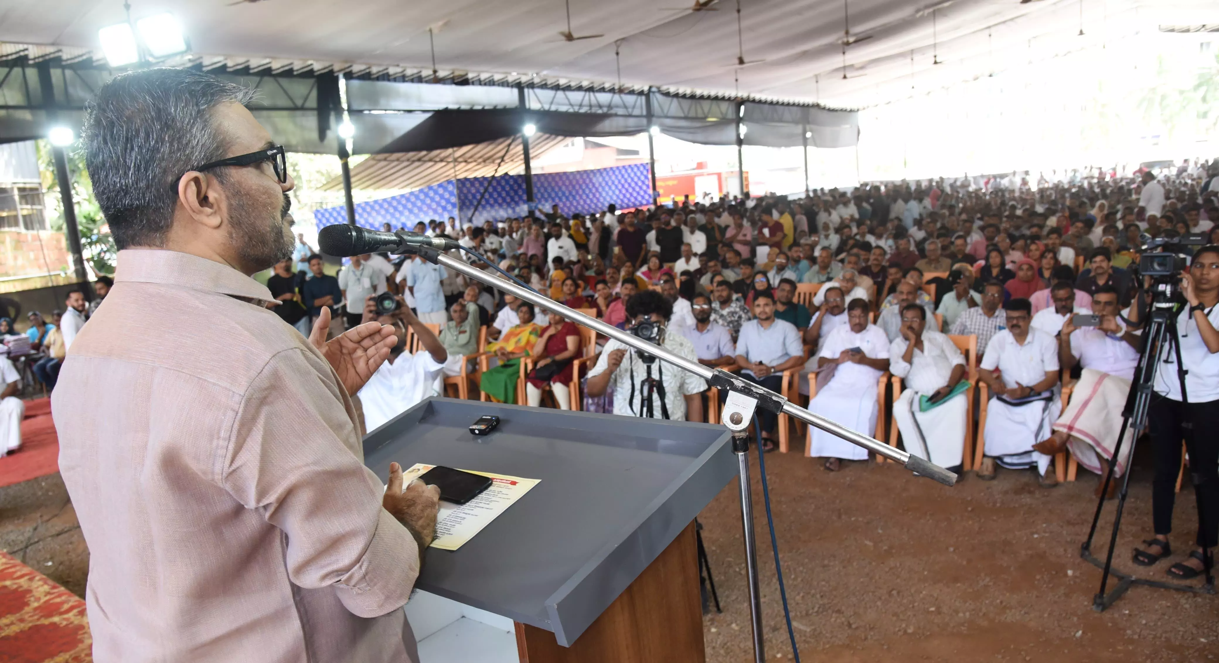 ദേശീയപാതാ സര്‍വീസ് റോഡുകള്‍ക്ക് സമീപത്തെ വീട് നിര്‍മാണം: ആക്‌സസ് പെര്‍മിറ്റ് നിര്‍ബന്ധമാക്കില്ലെന്ന് മന്ത്രി എം ബി രാജേഷ്