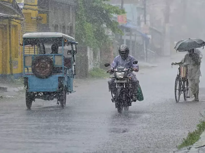 ചക്രവാതചുഴി നാളെയോടെ ന്യൂനമര്‍ദ്ദമായി ശക്തി പ്രാപിച്ചേക്കും;സംസ്ഥാനത്ത് അതിശക്തമായ മഴയ്ക്ക് സാധ്യതയെന്ന് കേന്ദ്ര കാലാവസ്ഥാ വകുപ്പ്