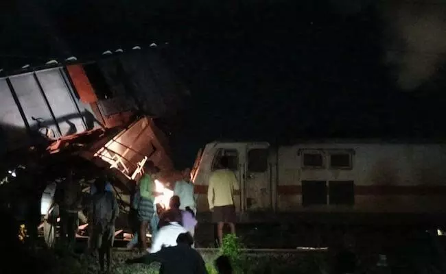 തീവണ്ടികൾ കൂട്ടിയിടിച്ചു: ബോഗികൾക്ക് തീ പിടിച്ചു