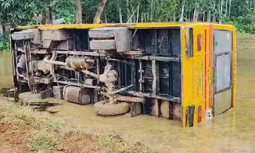 ആലപ്പുഴയില്‍ സ്‌കൂള്‍ ബസ് പാടത്തേക്ക് മറിഞ്ഞു