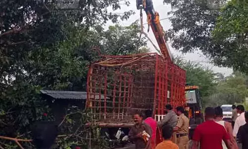 നിയന്ത്രണം വിട്ട ലോറി ബസ് സ്‌റ്റോപ്പിലേക്ക് പാഞ്ഞുകയറി; യുവതി മരിച്ചു