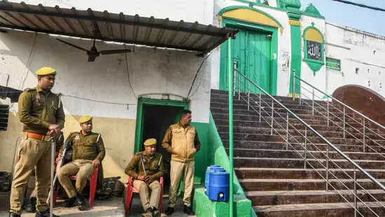 വൈദ്യുതി മോഷണമെന്ന് ആരോപണം; സംഭലില്‍ പള്ളികള്‍ കേന്ദ്രീകരിച്ച് പരിശോധന