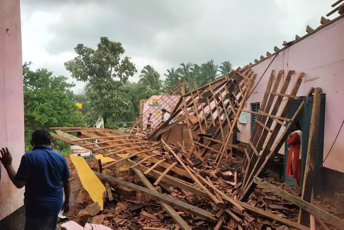 കൊച്ചിയില്‍ അങ്കണവാടിയുടെ മേല്‍ക്കൂര തകര്‍ന്നുവീണു; അപകടം കുട്ടികളെത്തുന്നതിന് തൊട്ട് മുന്‍പ്