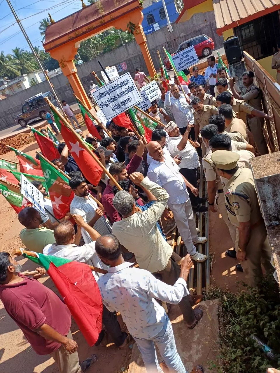 വയനാട് ദുരിതാശ്വാസ ക്യാംപിലേക്ക് സമാഹരിച്ച വസ്തുവകകള്‍ മറച്ചുവിറ്റ സംഭവം; എസ്ഡിപിഐ പ്രതിഷേധ മാര്‍ച്ച് നടത്തി