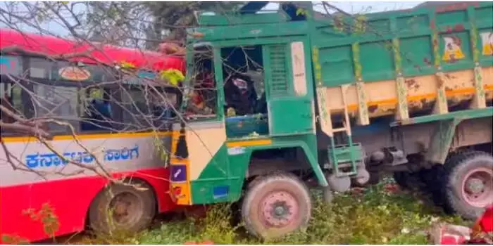 ബസും ലോറിയും കൂട്ടിയിടിച്ച് 4 പേര്‍ മരിച്ചു